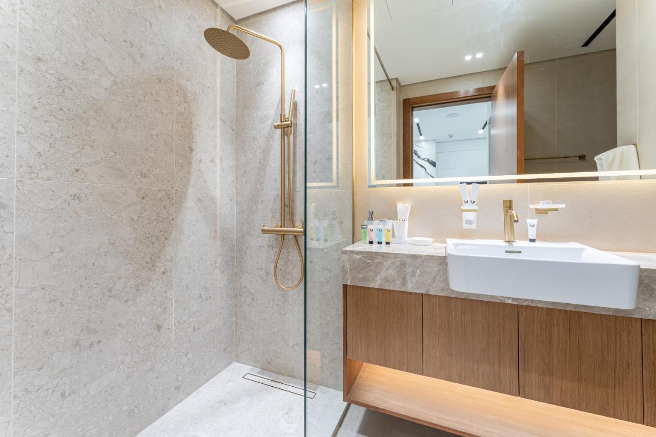 ALiving Modern 1BR I Waterfront Living I Trillionaire Residences by Binghatti - 3