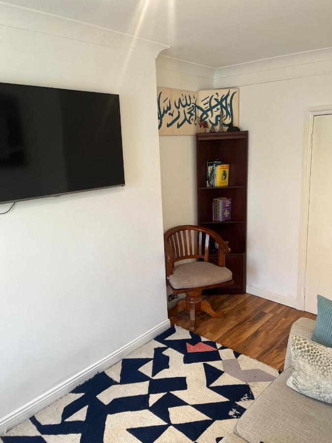 Hyde Park Modern Charming Escape Steps away from shops and park - 5