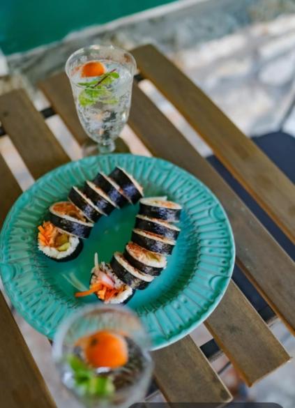 Creekside Artists Flat w Spa Tub & Garden! - 4