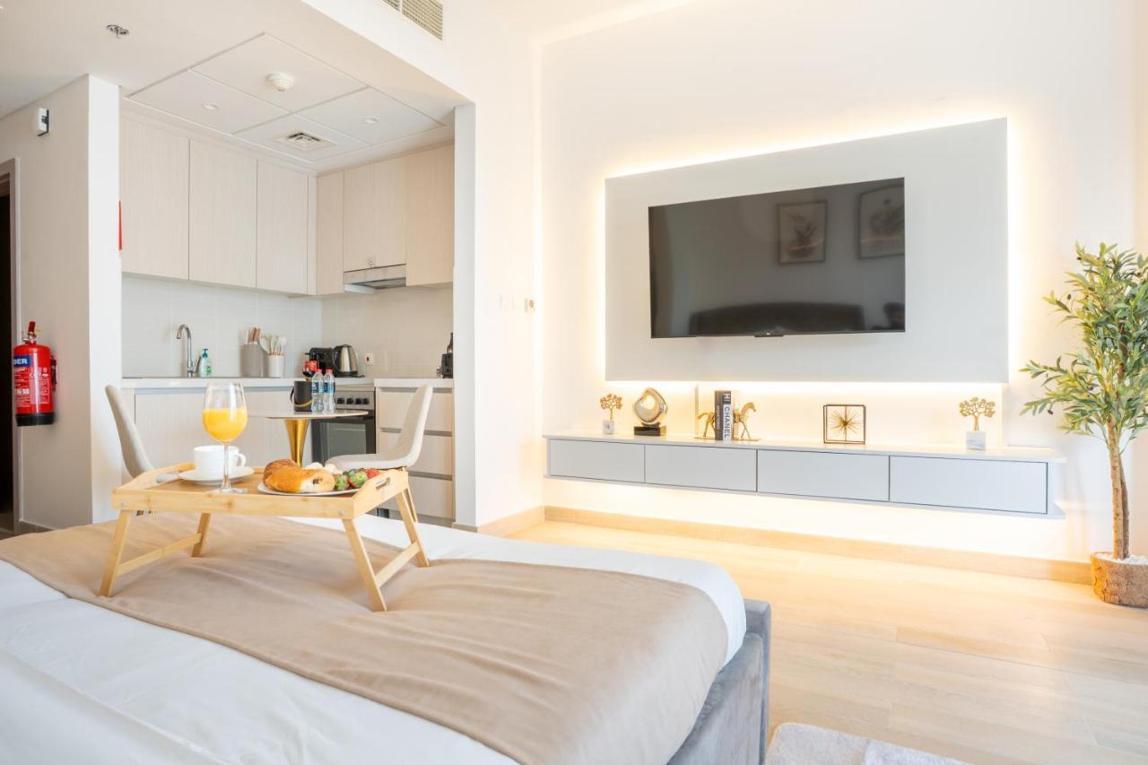 Chic Studio l Waters Edge l Top Location in Yas island l Canal view with Balcony l Free Parking l Near Yas Mall l F1 Yas Island l Sea world - 2