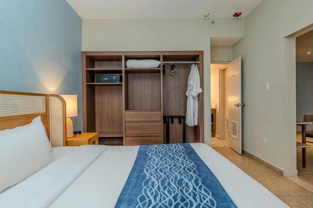 Comfort Inn & Suites - 4