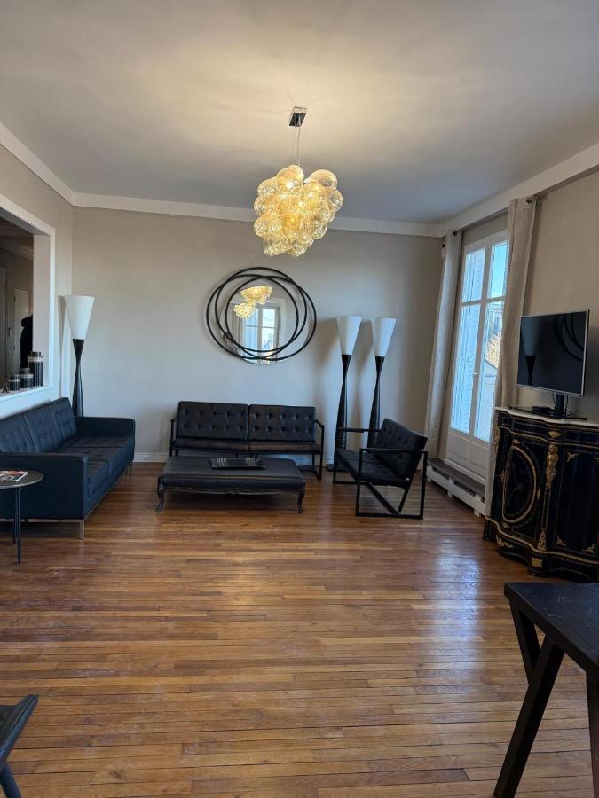 View on Eiffel Tower Seine and Main Monuments - 5