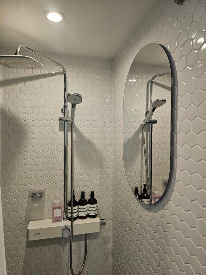 Jongno Hanok Family accommodation 3 rooms 2 bathrooms Dongmyo DDP Urban relaxation Gyeongbokgung Palace Modern Hanok Spacious deck Free luggage storage - 3