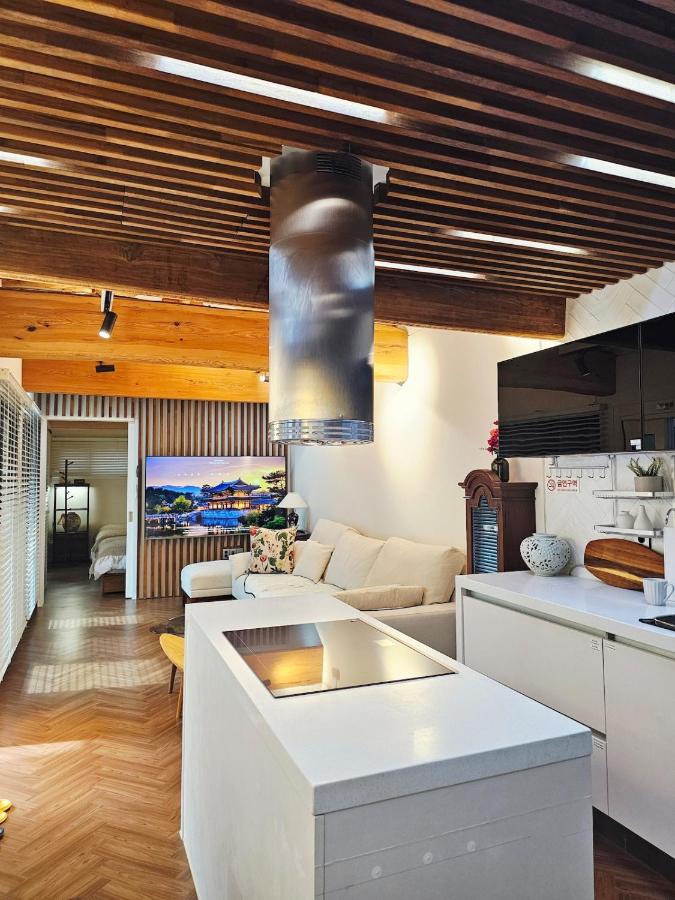 Jongno Hanok Family accommodation 3 rooms 2 bathrooms Dongmyo DDP Urban relaxation Gyeongbokgung Palace Modern Hanok Spacious deck Free luggage storage - 4