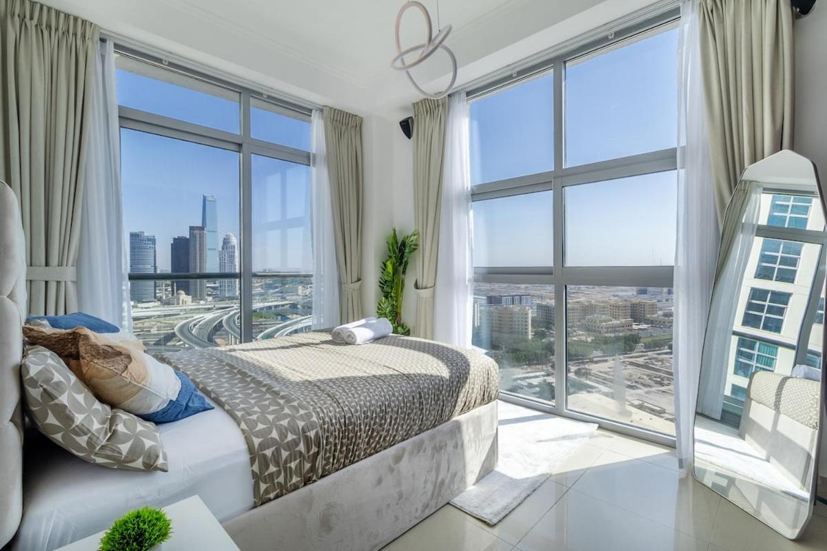 Luxury 3 BR in Dubai Marina By dPie DEC 2003 - 2