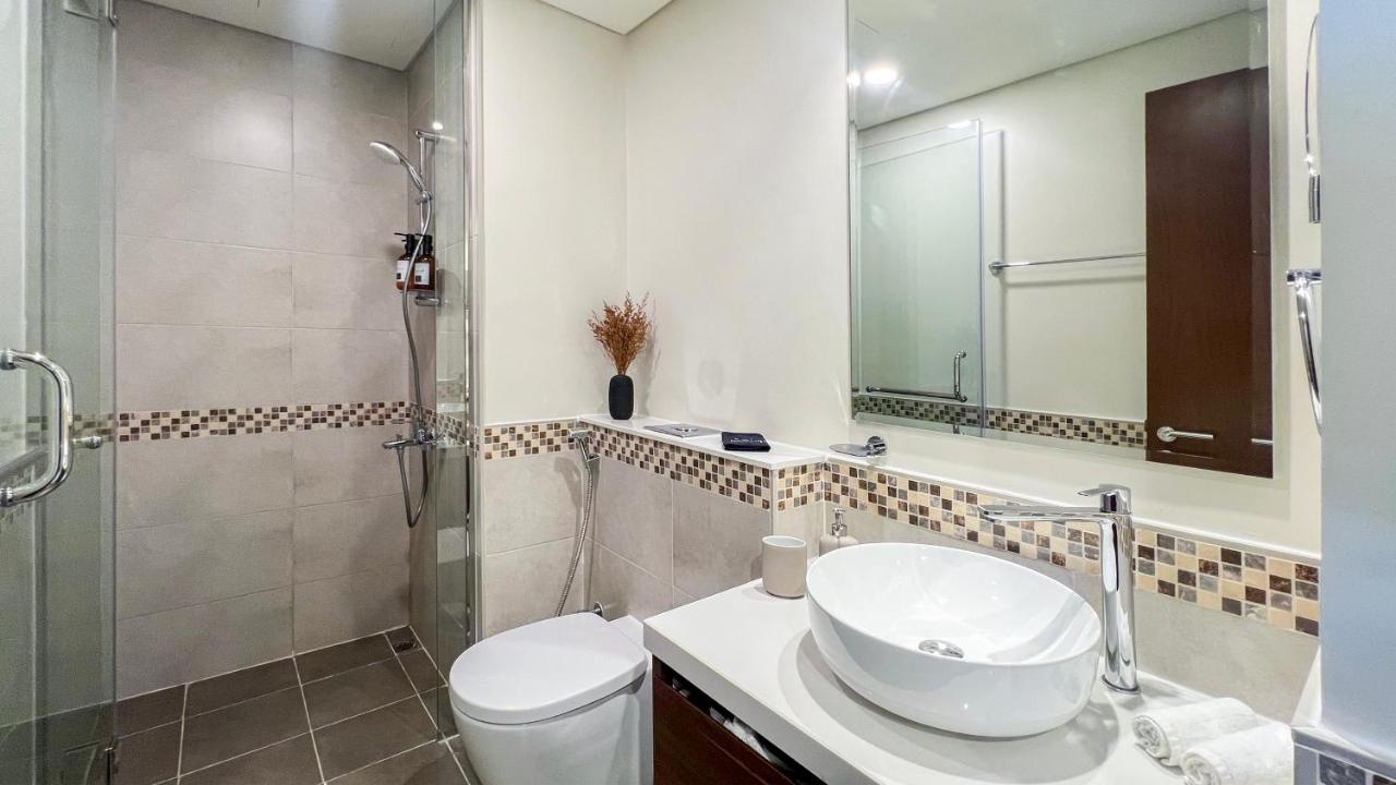 Modern 1-Bedroom Luxury Stay with Lake View in Reva, Business Bay - 5