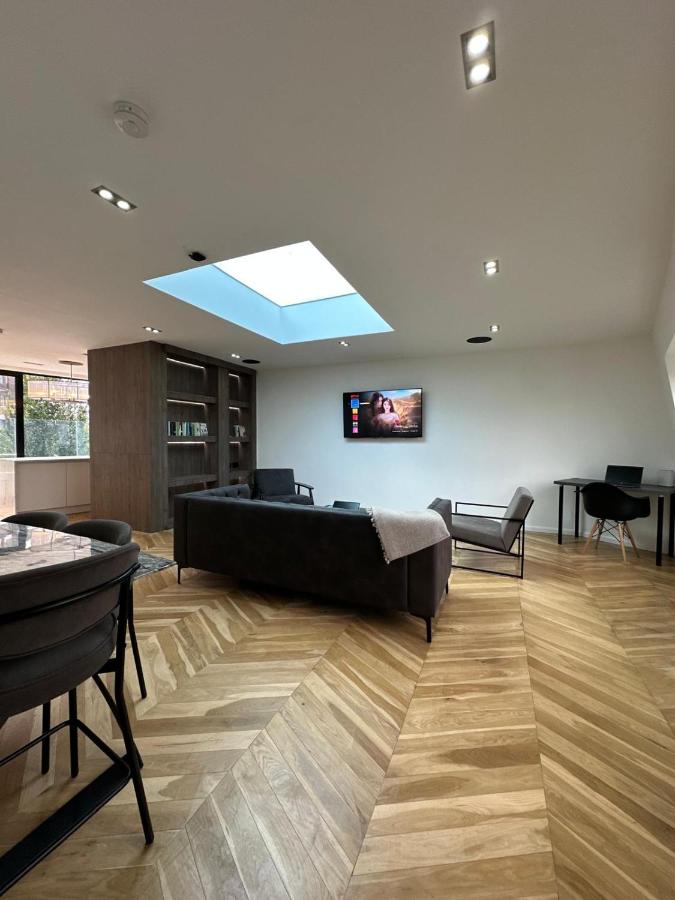 Contemporary 3-Bed Penthouse with River Views - 5