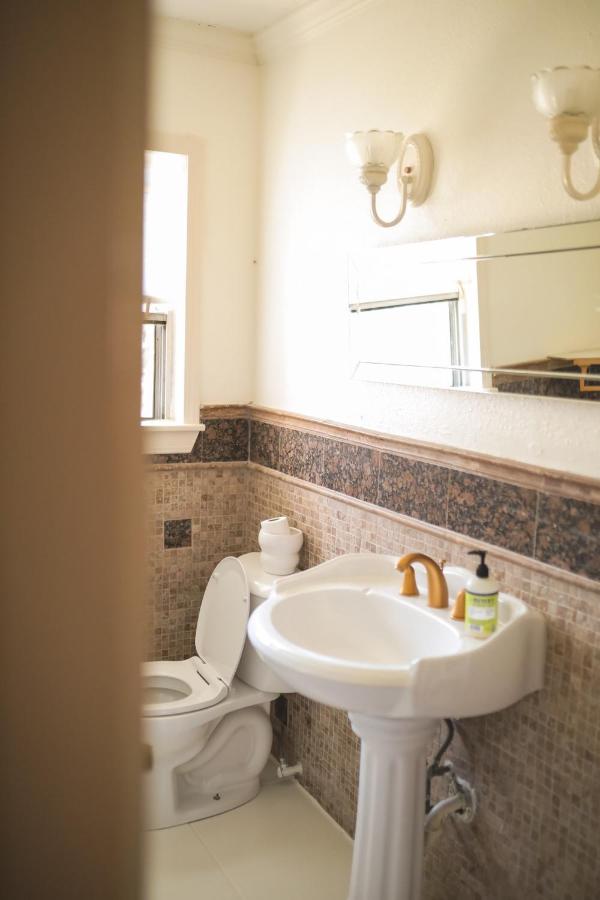 Stylish Musician's Flat With Creekside Garden - 3