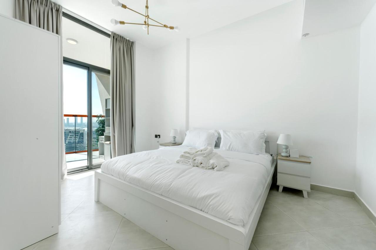 Modern 1BR with Pool & Gym, Burj Khalifa View, Al Jaddaf - 3