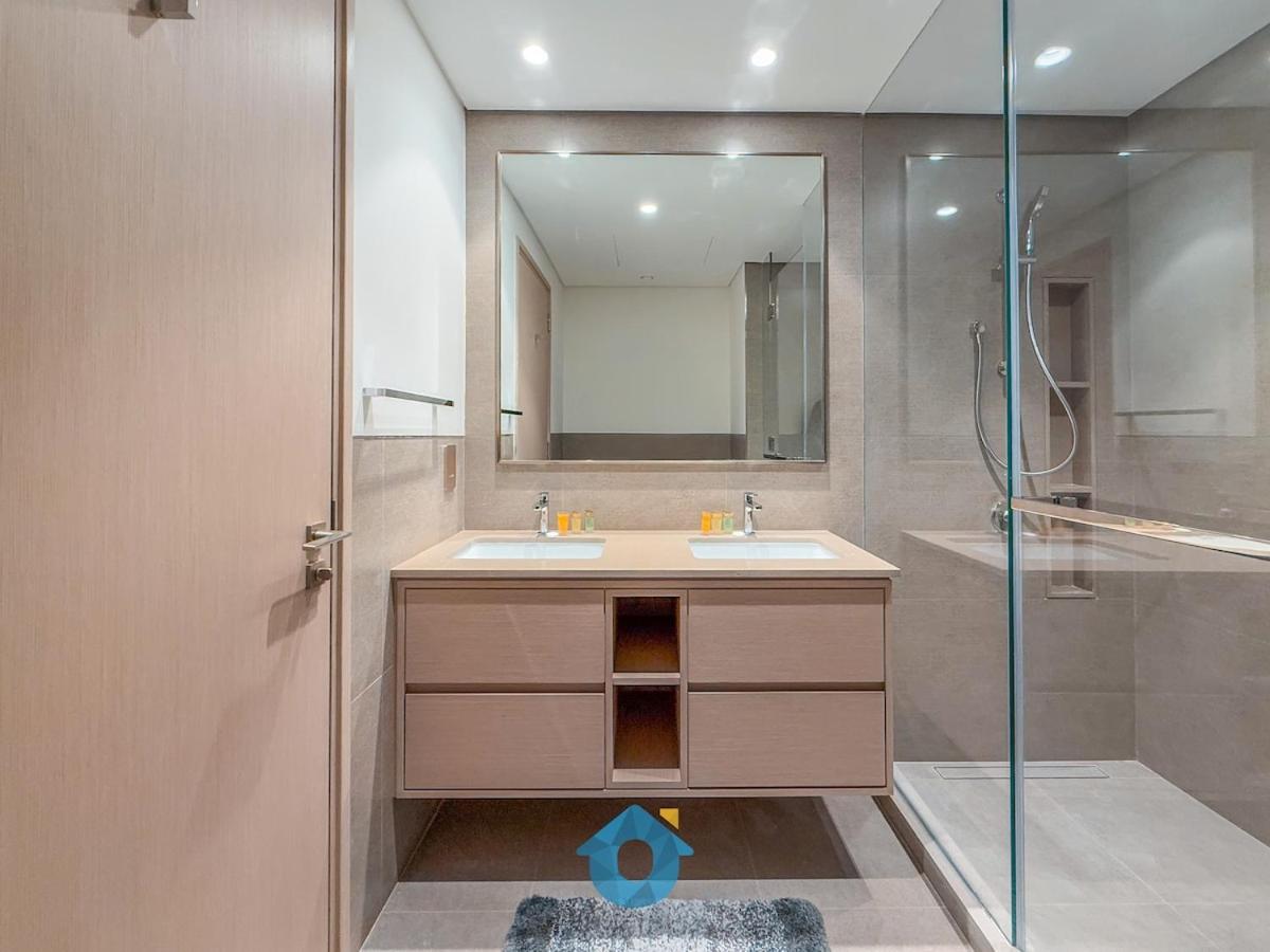 Enjoy Best Burj Khalifa View from Balcony Next to Dubai Mall Luxury 2BR Like Home - 3