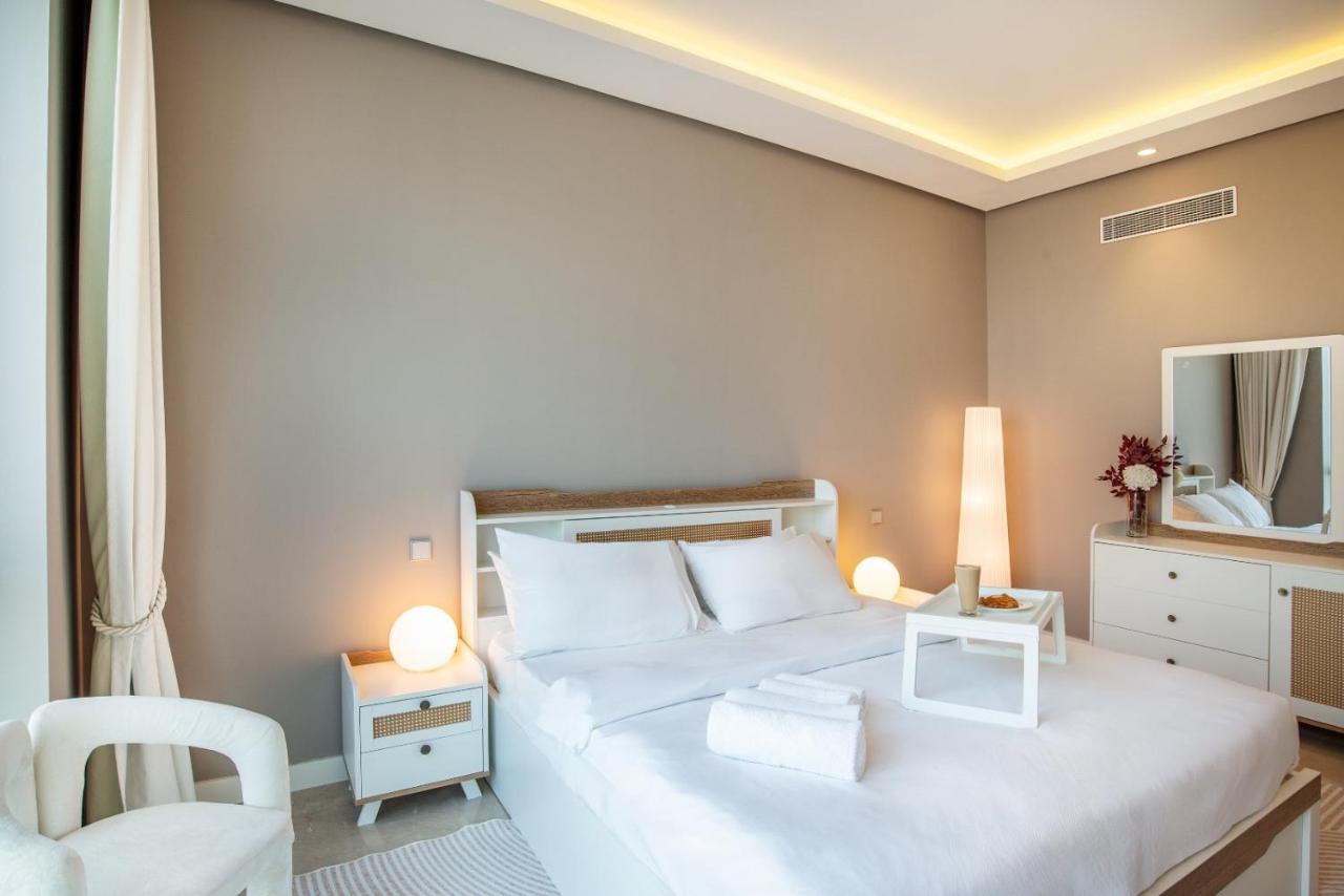 Lux 2BR Beachfront ap with icon Palm view - 5