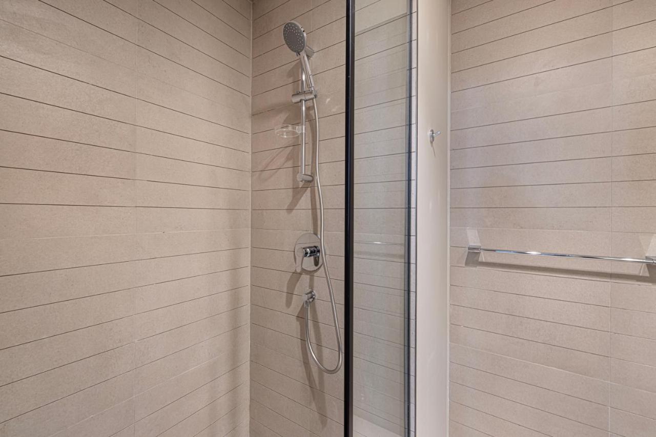 Brand New Building! 2 Double Bed! Ideal Location with 5-star Pool and Gym! - 3