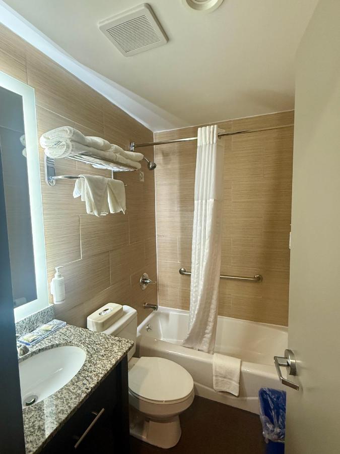 Days Inn by Wyndham Brooklyn Borough Park - 3