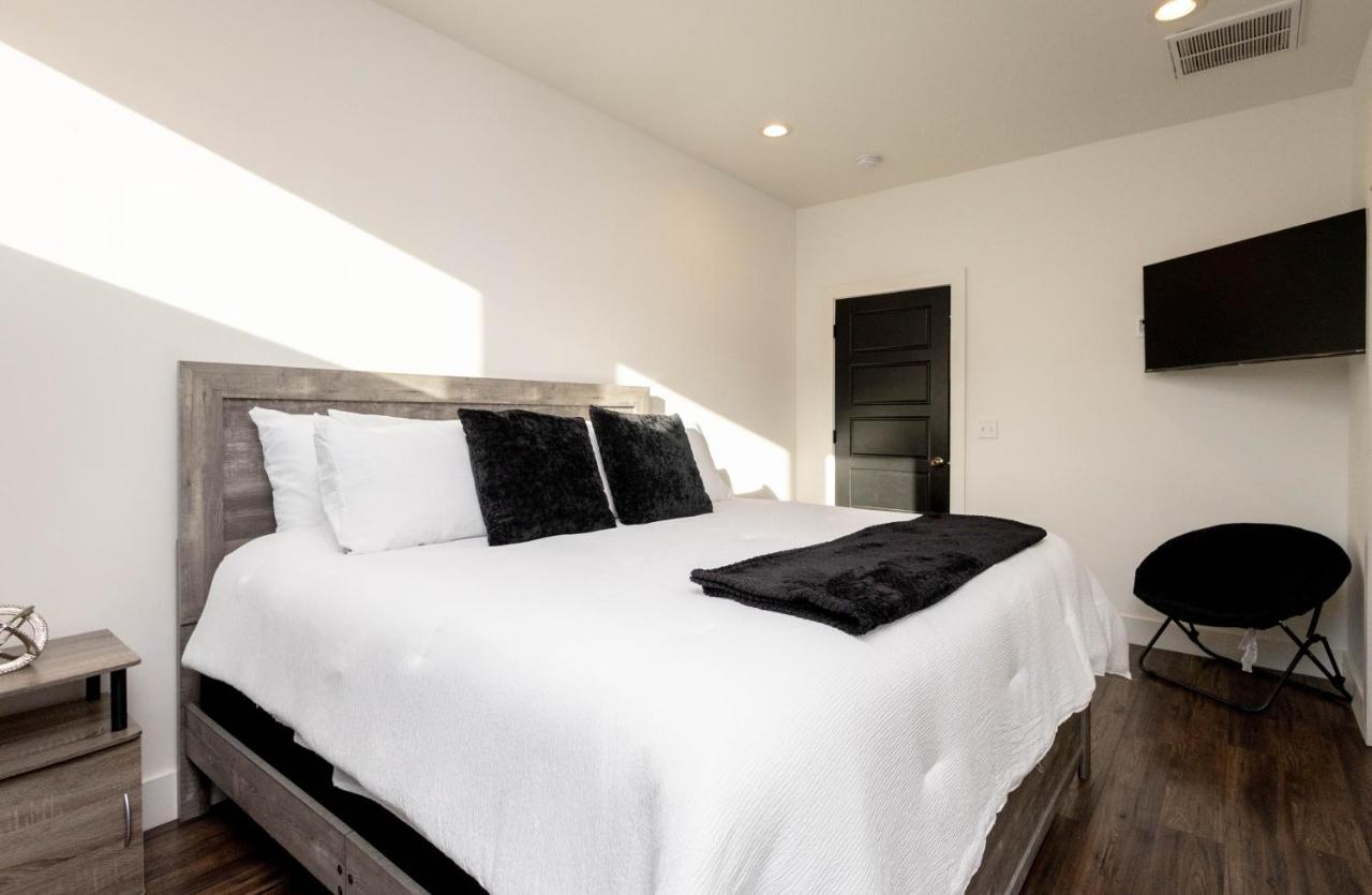 Broadway Breeze Escape Modern Nashville Comfort - 5