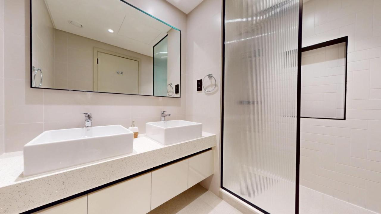 Vacationer Holiday Homes l Classic 2 Bedroom l Marina Views l Private Beach - 3