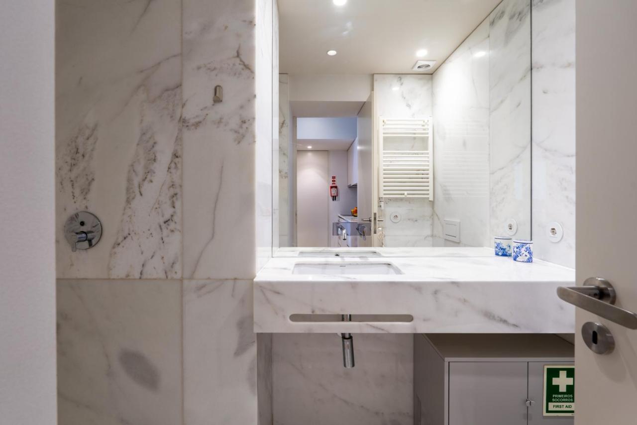 Host Wise - Modern Stuning Flat w Prime Location - 3