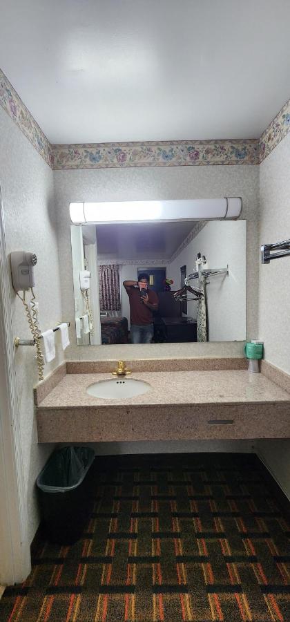 Turnpike Motel — photo 17
