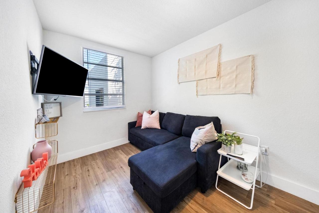 Art Deco Gem by the Beach King Bed & Parking - 2