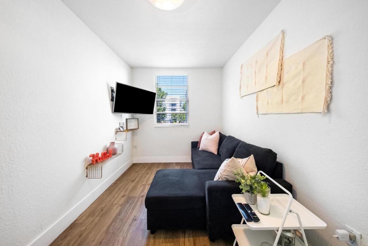 Art Deco Gem by the Beach King Bed & Parking