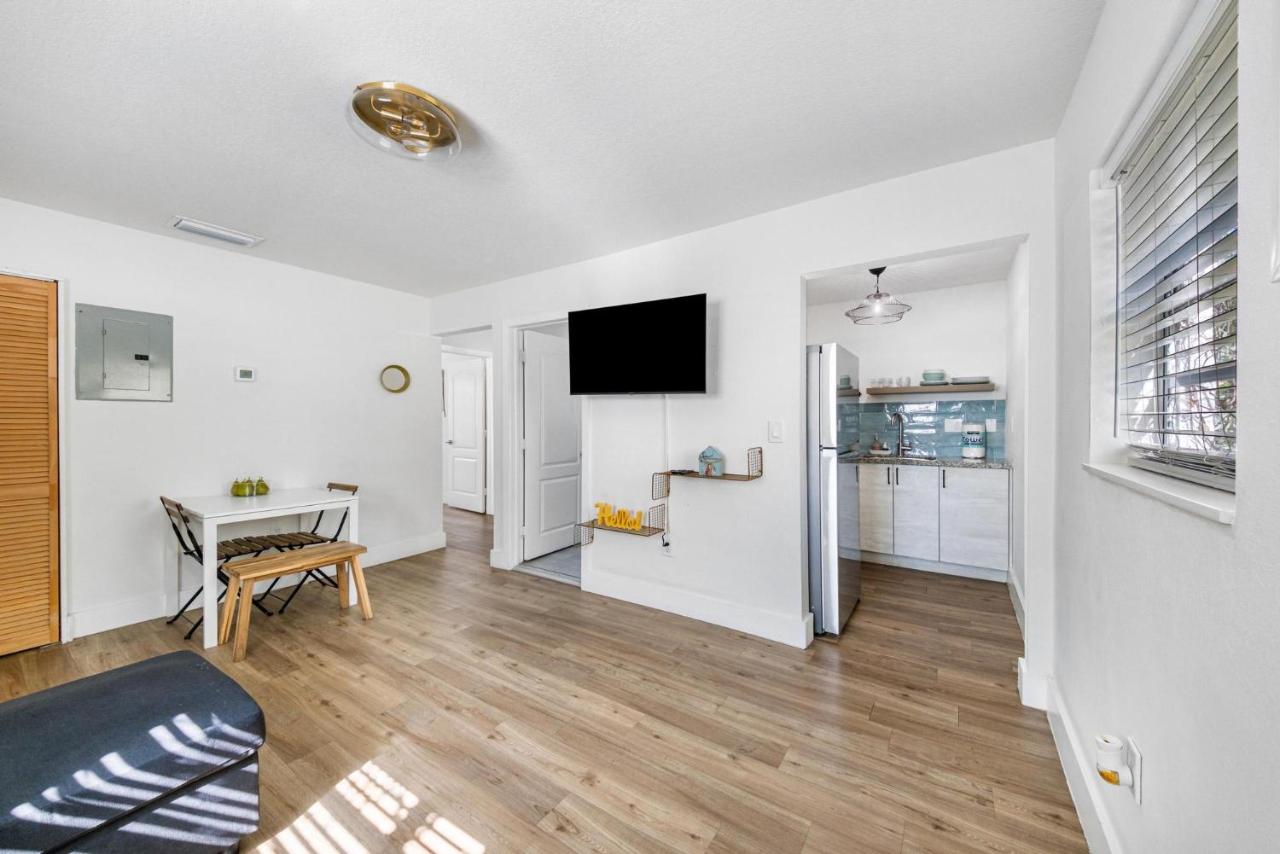 Art Deco Stay 1 Block from ocean Balcony - 2