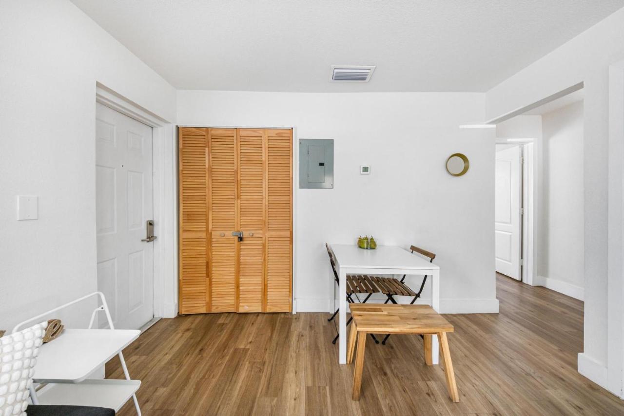 Art Deco Stay 1 Block from ocean Balcony - 3