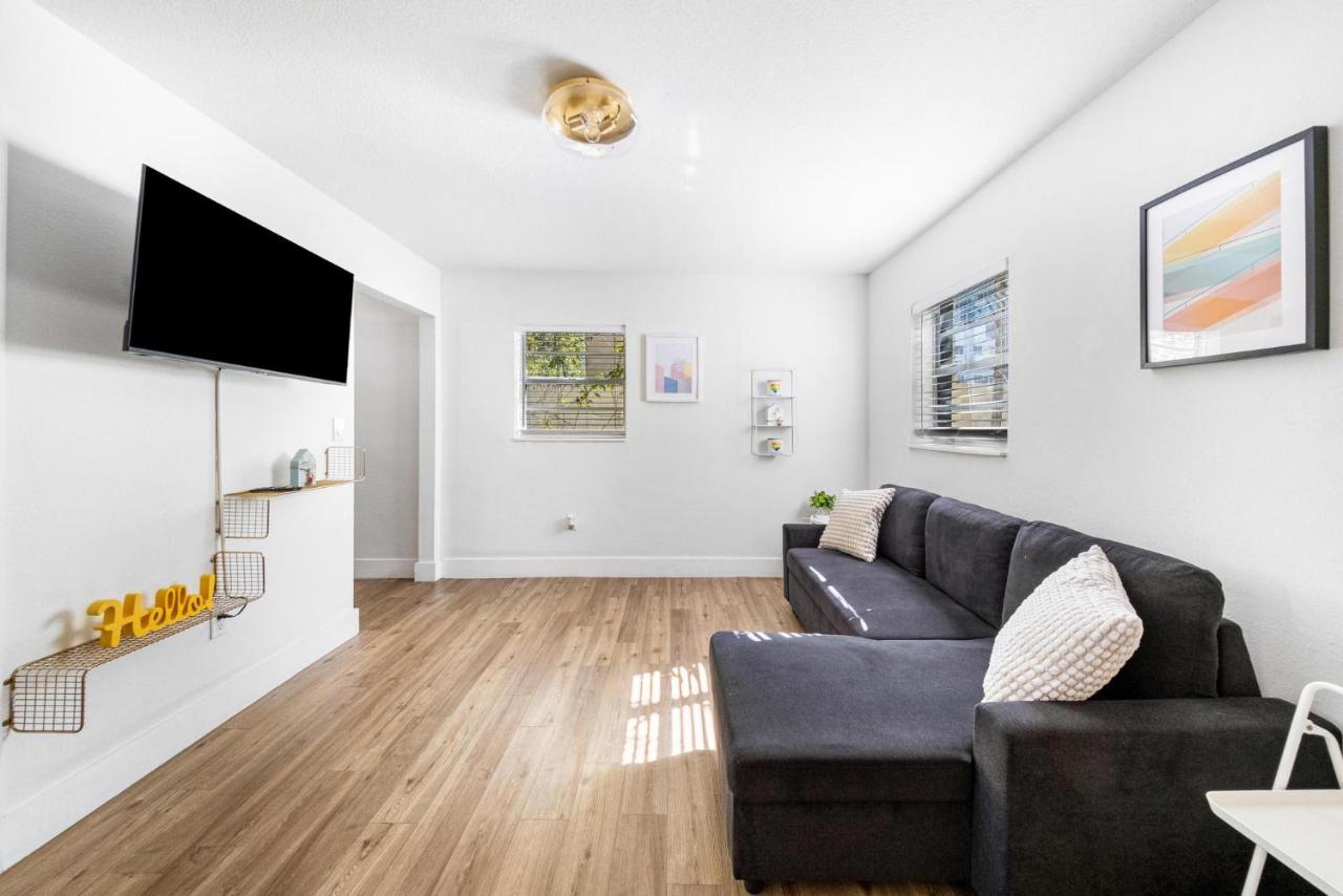 Art Deco Stay 1 Block from ocean Balcony - 4