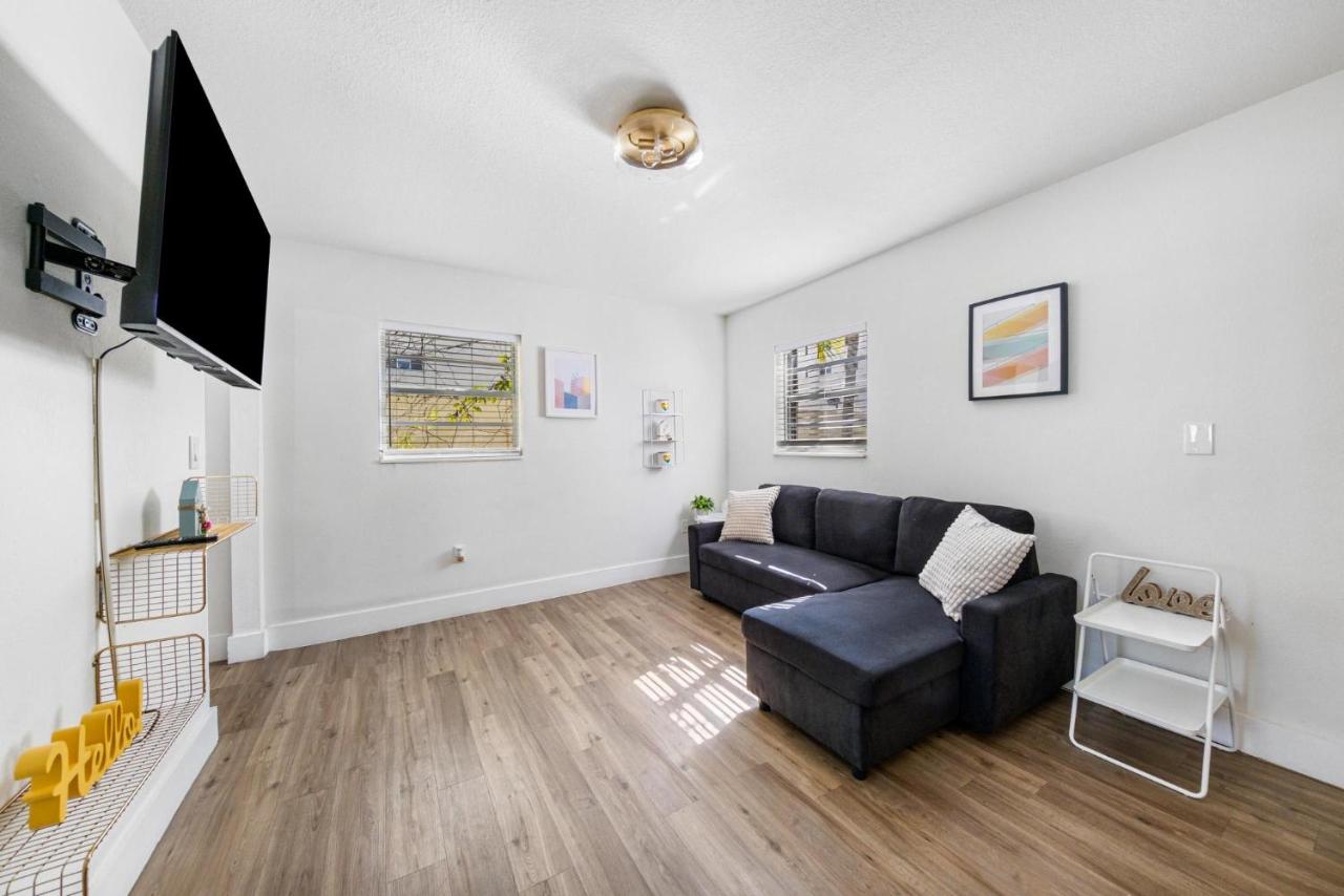 Art Deco Stay 1 Block from ocean Balcony - 5