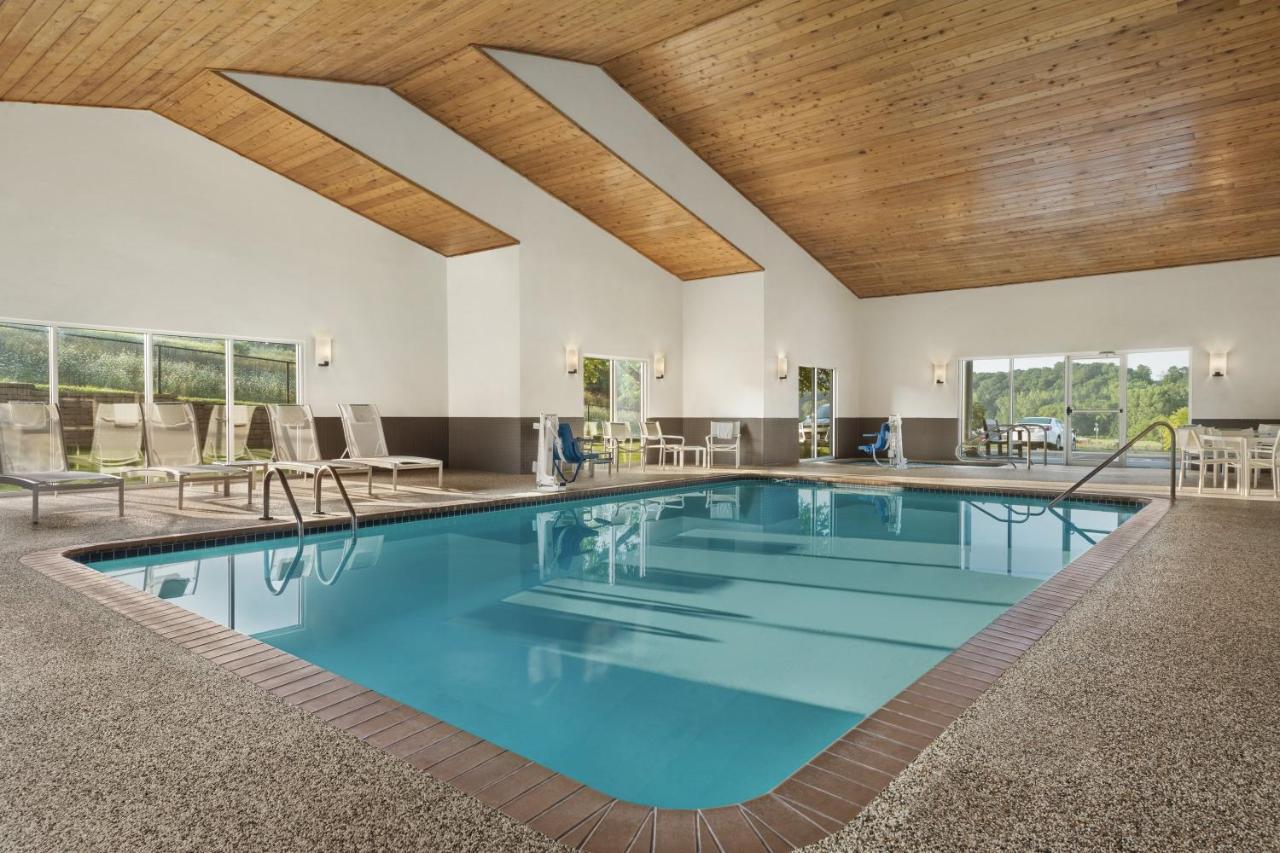 Heated swimming pool: Country Inn & Suites by Radisson, Decorah, IA