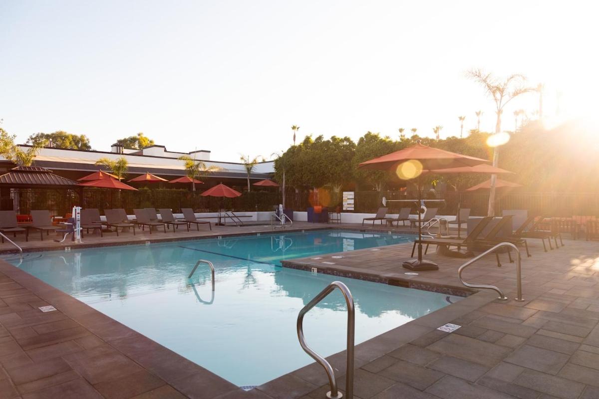 King Bed, Gym, Hot Tub, Parking - 3