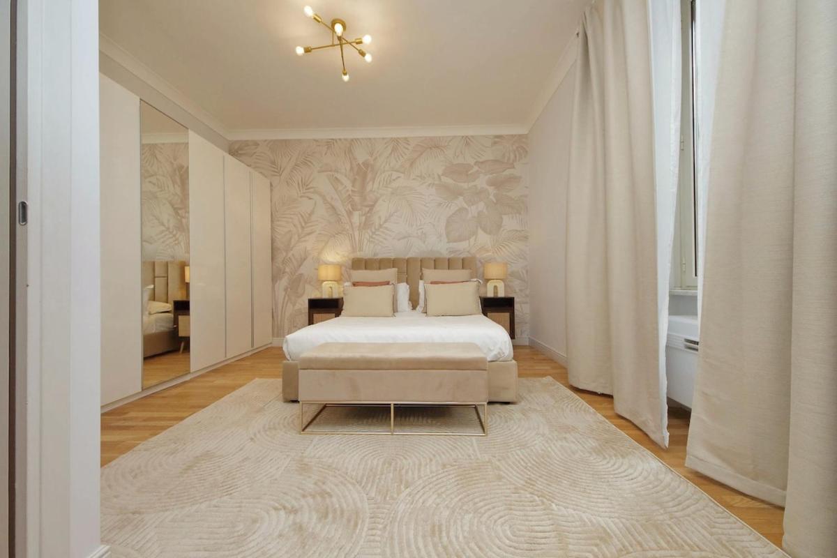 200M from the Station Deluxe Boho Oasis - 2