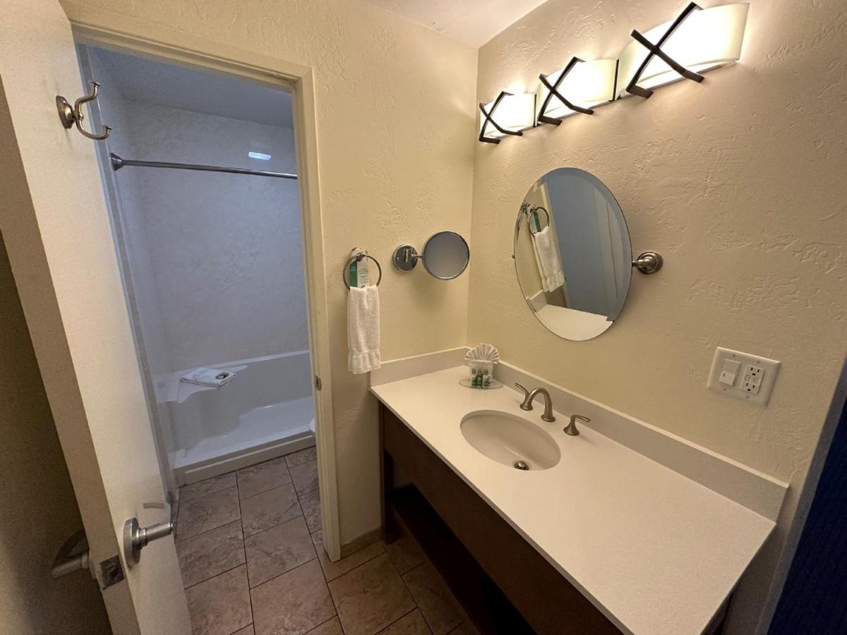 Red Feather Lodge/Hotel — photo 10