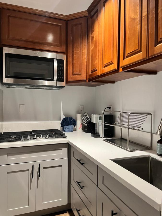 An Amazing comfortable home front middle unit 1q bed and other room with sofa - 4