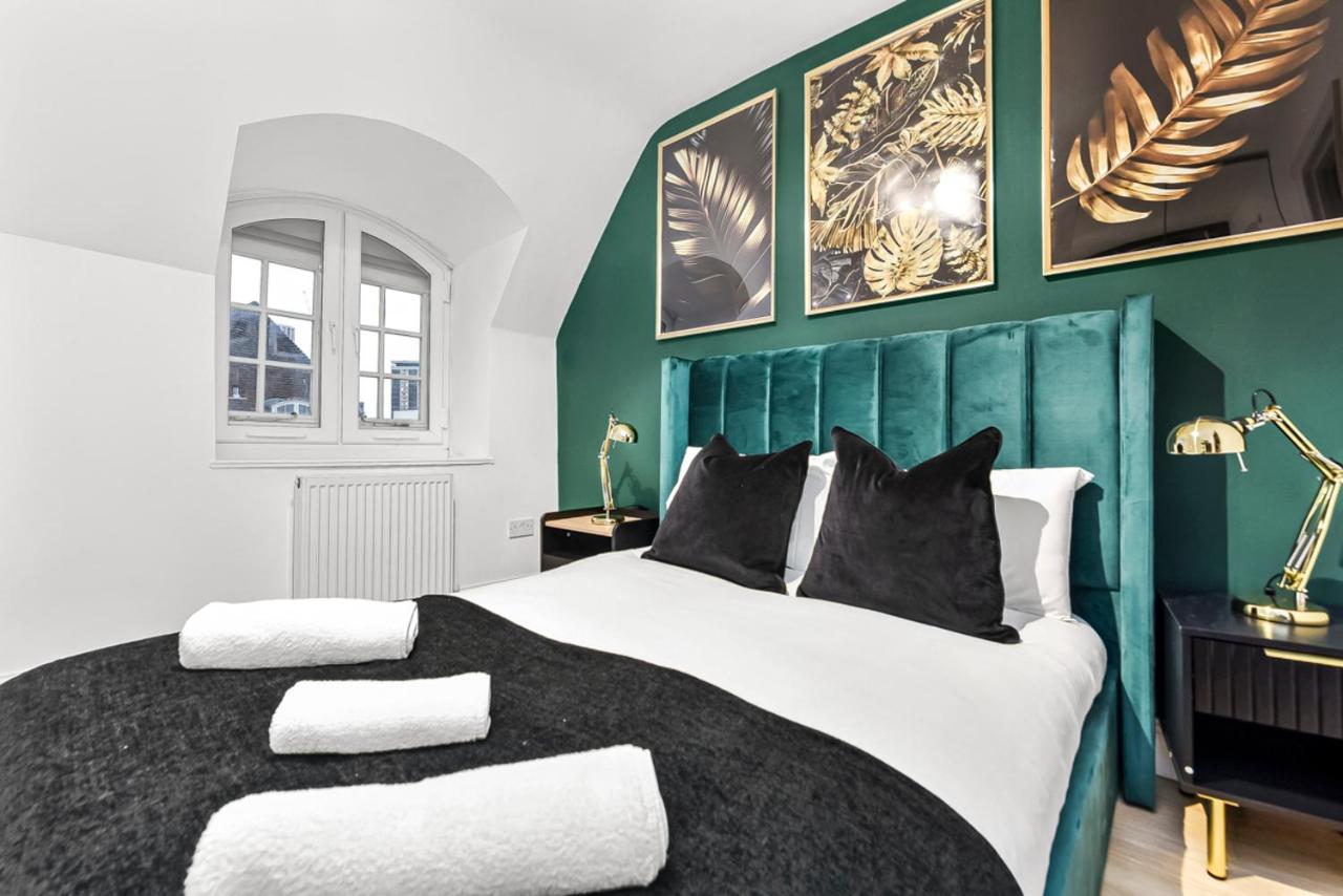 Beautiful 3 Bed 3 bath in Edgeware Road - 2