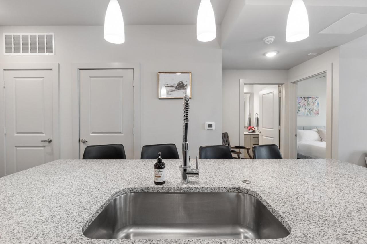 Modern 2BR Poolside Patio Suite in North Austin - 3