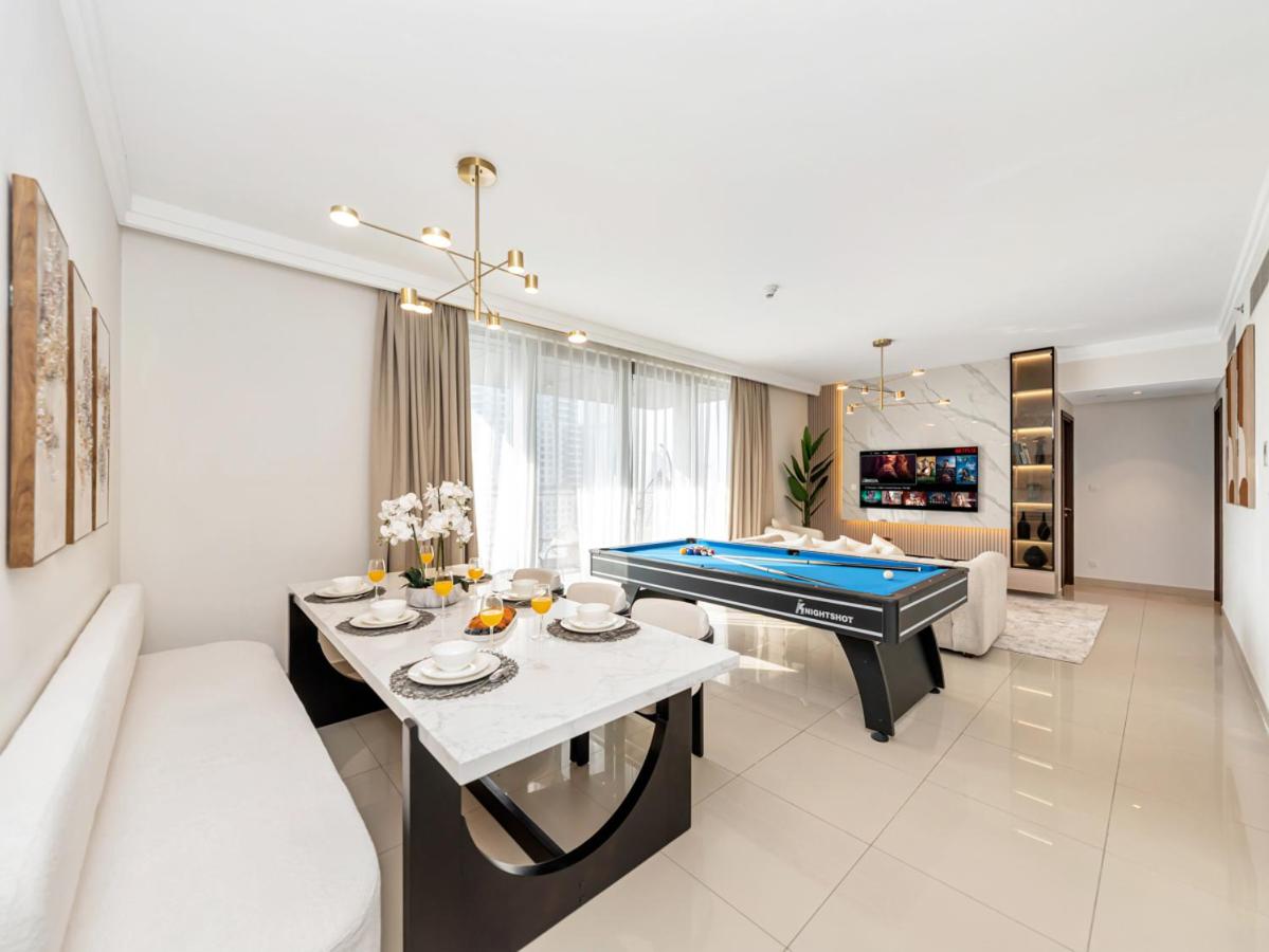 Royal Vista - Luxurious 4BR Penthouse with Pool Table at Boulevard Point - Downtown