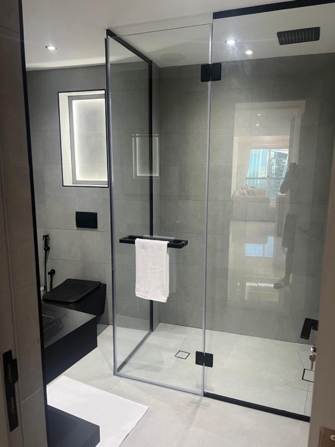 Stunning Modern 1BR Apartment Lake View JLT Lake Terrace - 3