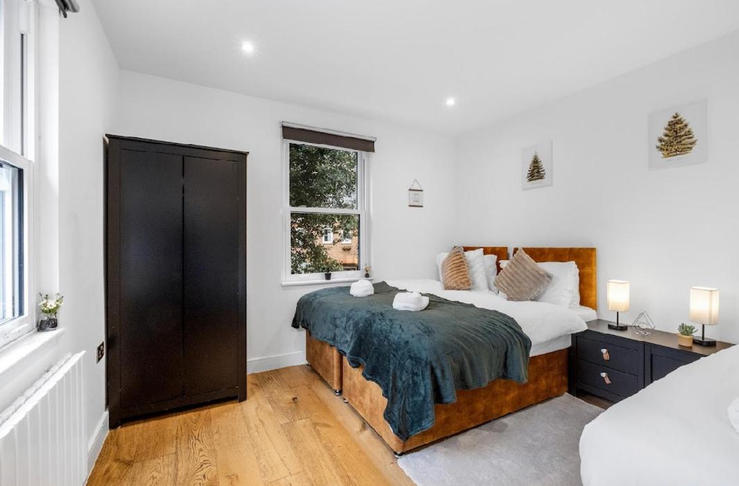 2 Bedroom Flat By Key Light Properties Short Lets & Serviced accommodation two minutes walk from Canada Water Station - Great for Contractors, Group and Family - 2