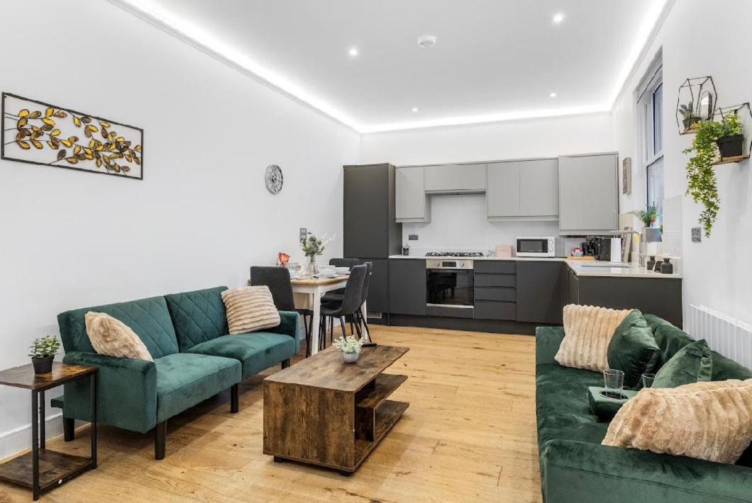 2 Bedroom Flat By Key Light Properties Short Lets & Serviced accommodation two minutes walk from Canada Water Station - Great for Contractors, Group and Family - 4