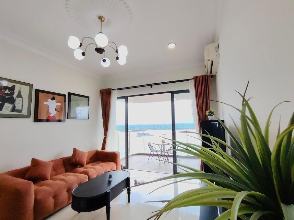 Danga Bay Beach-Side Family Getaway