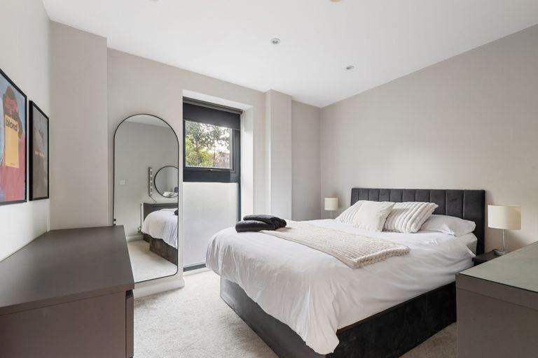 DAISI - 1 stop to London Bridge - 2