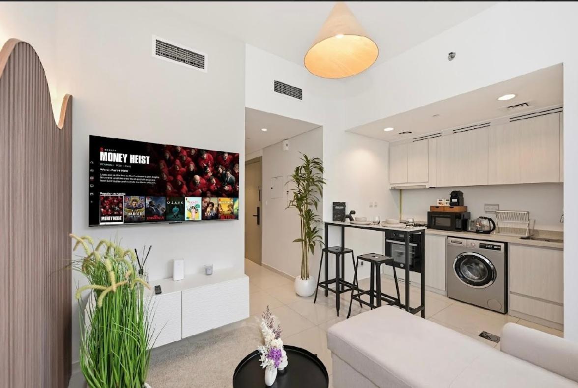 Modern Flat close to Burj Khalifa with stunning pool