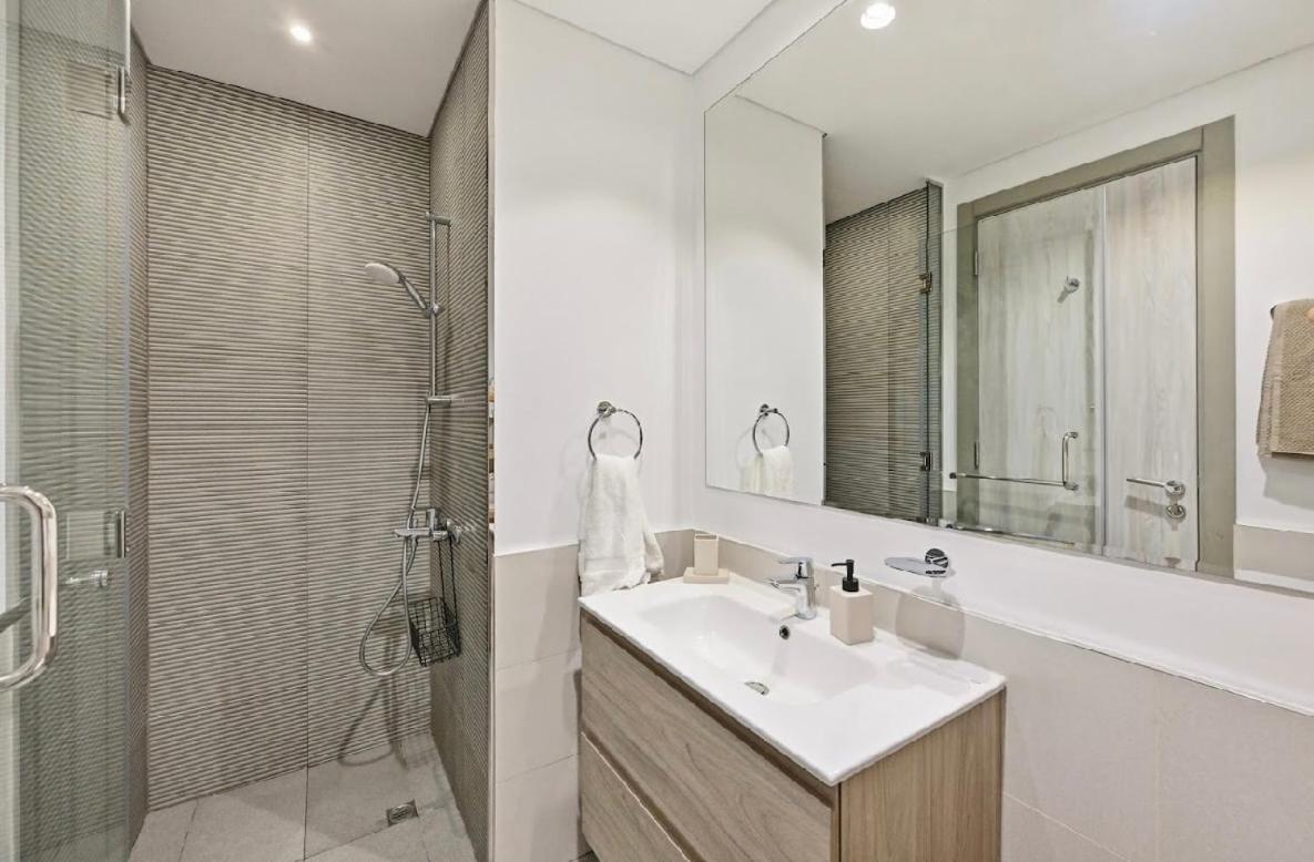 Modern Flat close to Burj Khalifa with stunning pool - 3