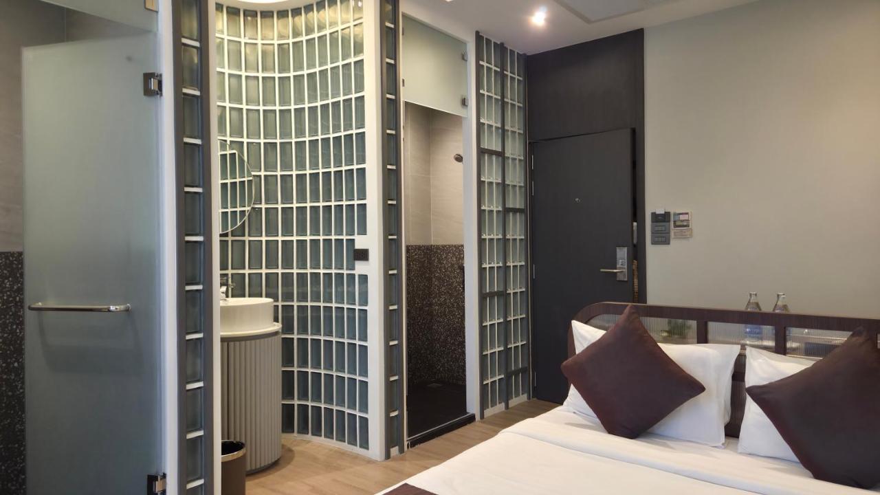 Warm Pillow Hotel Bangkok - 2