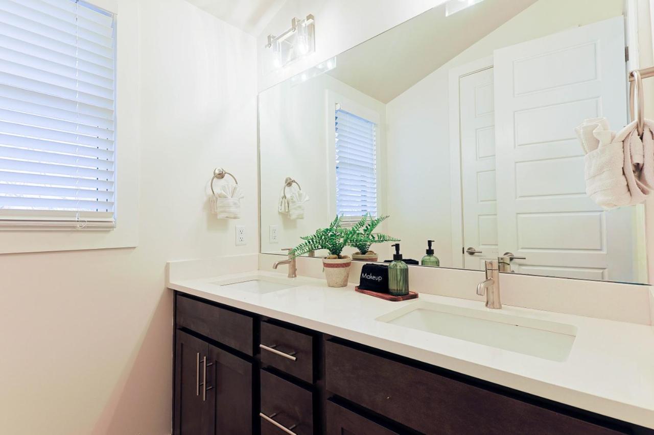 Stylish Brand-New Townhome Near Hotspots - 3