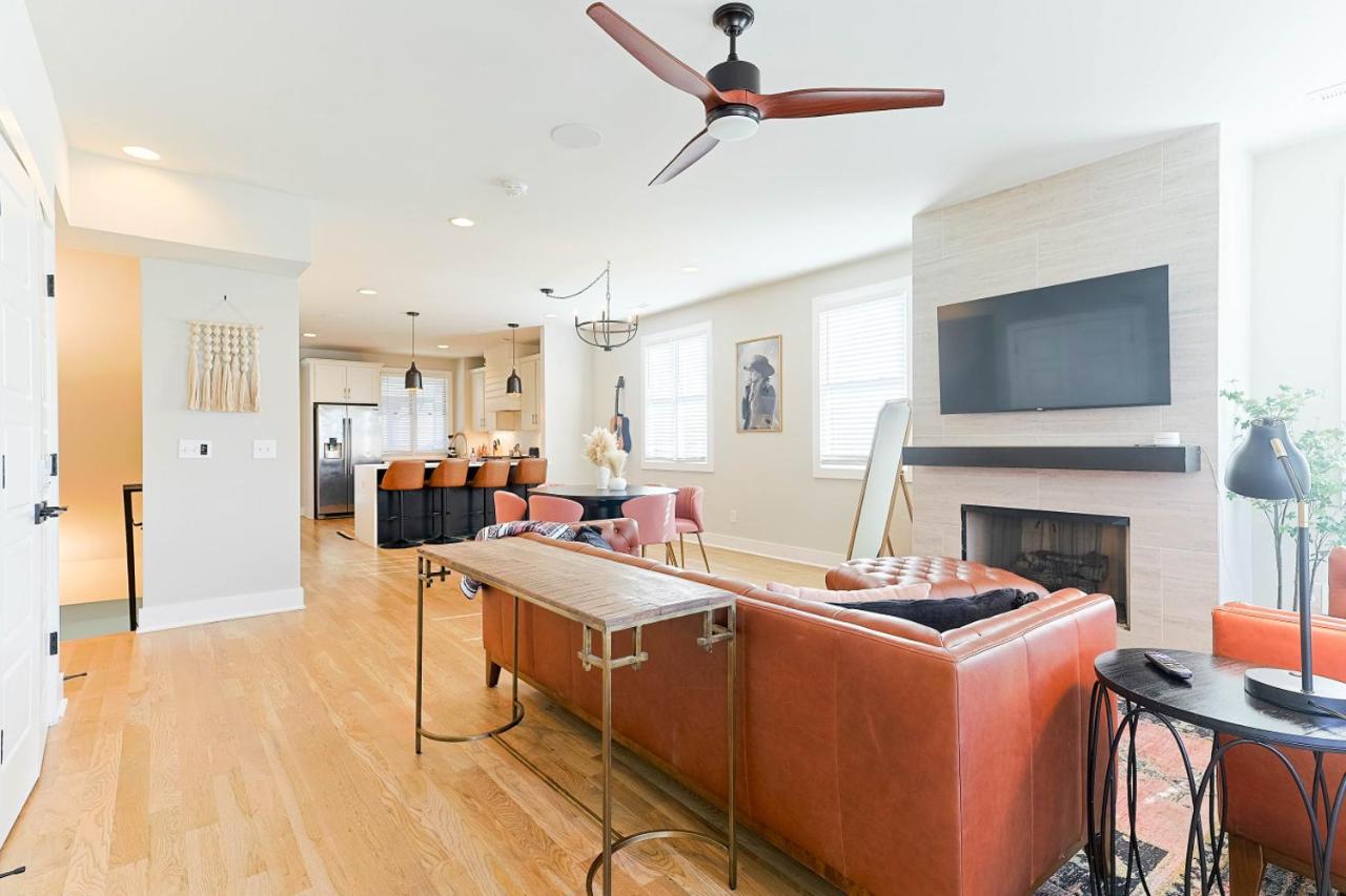 Bachelorette Pad Stage and Neon Vibe - 5