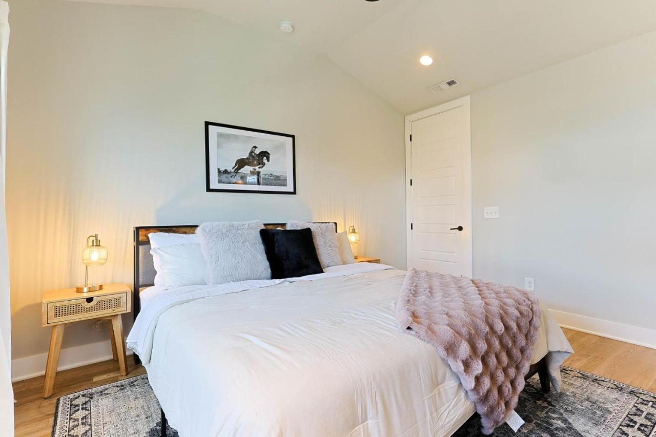 Bachelorette Pad Stage and Neon Vibe - 2