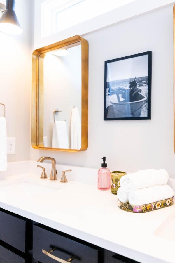 Bachelorette Pad Stage and Neon Vibe - 3