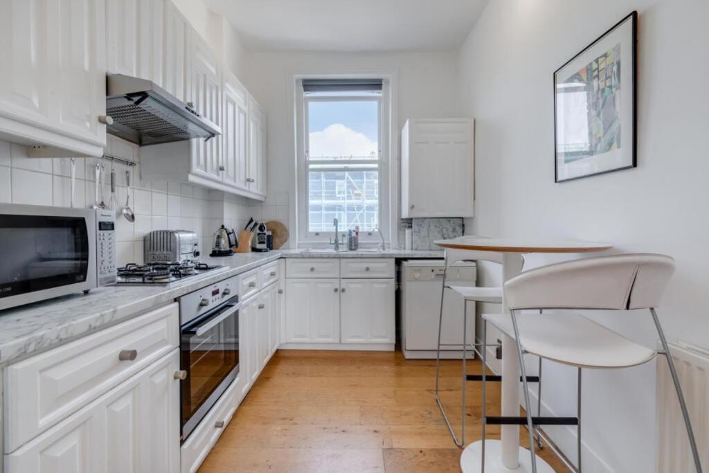 Primrose Hill House, Double-Height Living Room, Bedroom with King Bed, Mezzanine Super-King - 4