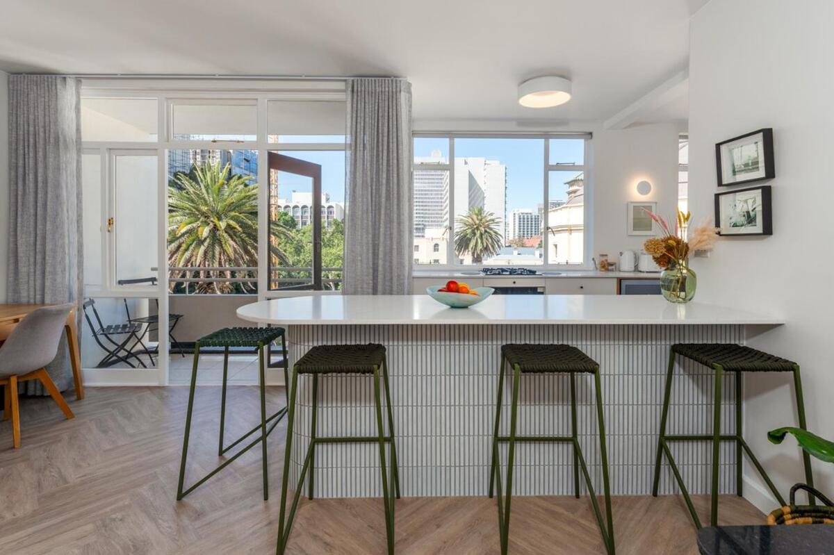 Walk to CTICC & CBD! A Stylish, 2Bed Oasis - Pool & Garage - 2