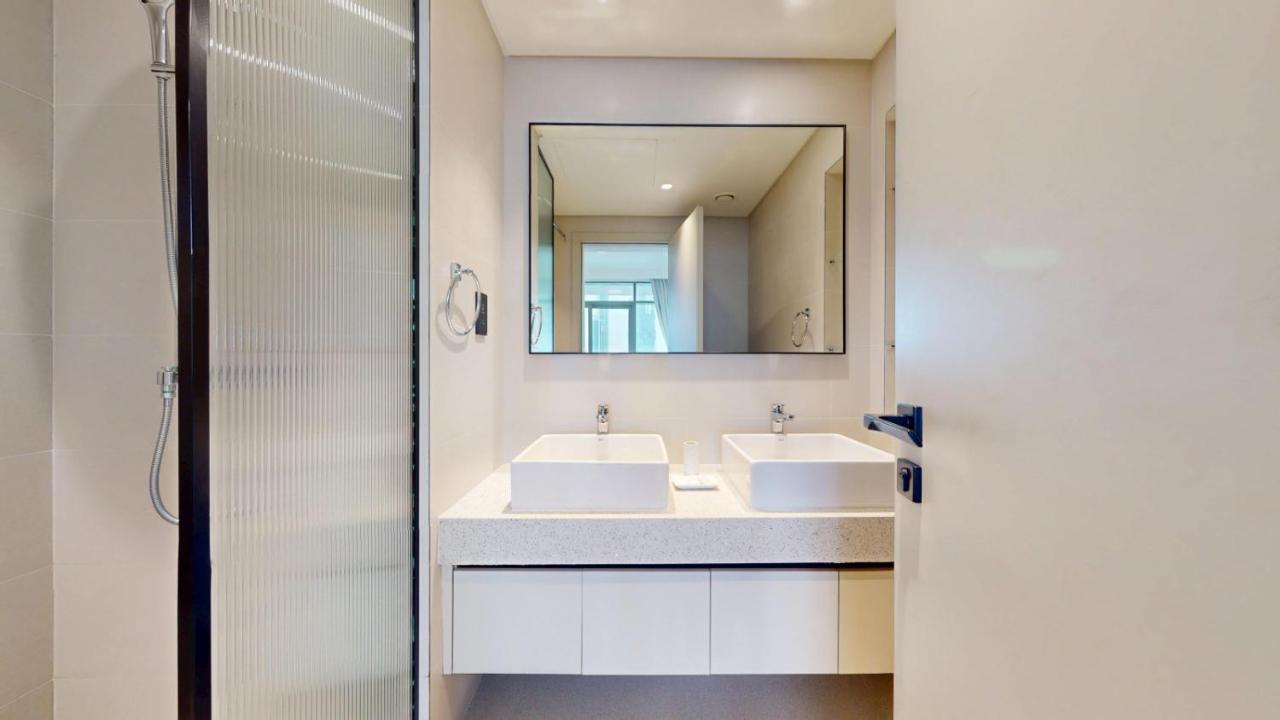 Vacationer Holiday Homes l Stunning 2 Bed l Marina Skyline l Beach Access - 3